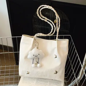 Dames Geplooide Synthetisch Leren Shopper met Vlinderdecoratie Grote Capaciteit Gevlochten Handvat Schoudertas met Wolkhanger