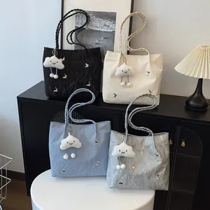 Minimalistische zomertassen in vier kleuren met vlinderborduurwerk en wolkenhanger