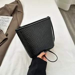 Sac Seau en Cuir PU Tissé pour Femmes Mode Style Ins Sac à Bandoulière Minimaliste Couleur Unie Texture Tissée