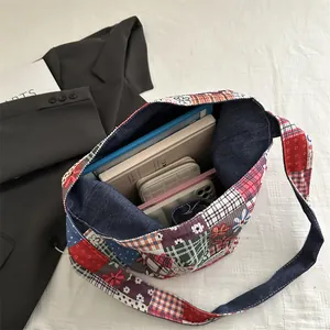 Sac fourre-tout ethnique en toile patchwork montrant un grand espace de rangement