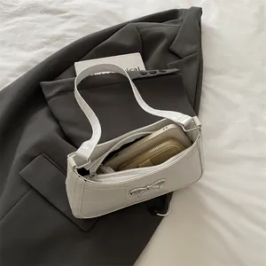 Borsa sottobraccio bianca motivo coccodrillo con fiocco argento e vista dello scomparto