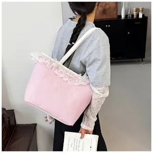 Sac cabas en toile rose avec bordure en dentelle blanche et broderie de lettres blanches