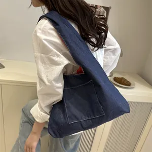 Sac cabas ethnique en jean bleu foncé avec poche avant et surpiqûres contrastées