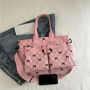 Sac fourre-tout en velours côtelé rose avec imprimé nœuds noirs et poches zippées
