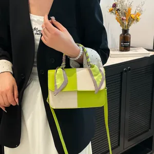 Groene en beige contrastrijke canvas crossbodytas met een met zijden sjaal omwikkeld handvat