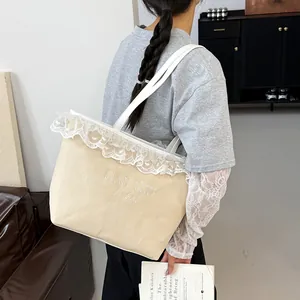 Sac fourre-tout en toile beige avec dentelle blanche et broderie sur l'épaule