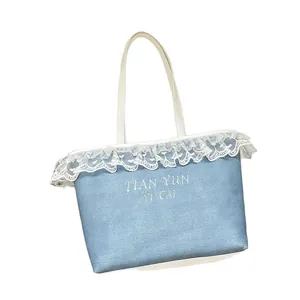 Sac fourre-tout en denim bleu avec dentelle blanche et broderie pour femme