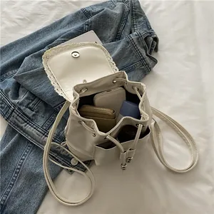 Sac à dos blanc avec dentelle et cordon de serrage en cuir PU pour femme élégante