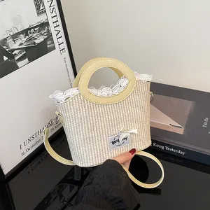Sac seau en paille tressée avec dentelle délicate et noeud pour un style d'été