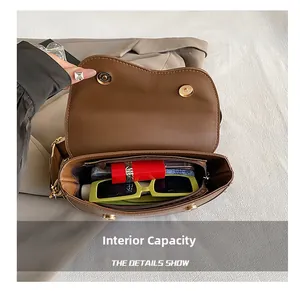 Capacité interne du sac selle marron vintage montrant un espace de rangement organisé