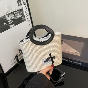 Sac à main tendance en paille tressée avec bordure en dentelle blanche et nœud noir