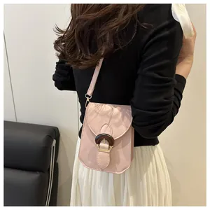 Sac à bandoulière rose pour femme avec boucle en bois en D et fine lanière en cuir