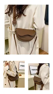 Sacoche marron avec rabat festonné et large bandoulière rayée amovible pour femme