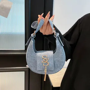 Borsa a Spalla Mezzaluna in Pelle PU Vintage Logo Metallico Nappa Donna Moda Hobo Sottobraccio Elegante Giornaliera