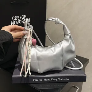 Sac Sous le Bras en Cuir PU Plissé pour Femmes Sac à Épaule Croissant Avec Poignée Nouée et Pendentif Coeur Sac Bandoulière