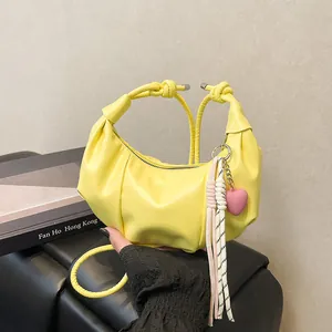 Sac croissant plissé jaune vif avec poignée nouée et inscription fashion sur cuir