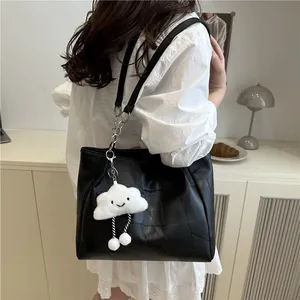 Grand sac cabas noir en cuir et carreaux avec bandoulière chaîne et pendentif peluche