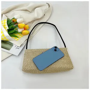 Vue de dessus du sac tissé avec un téléphone montrant sa capacité de rangement compacte