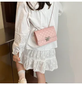 Sac à bandoulière rose matelassé pour fille avec chaîne et nœud argenté décoratif