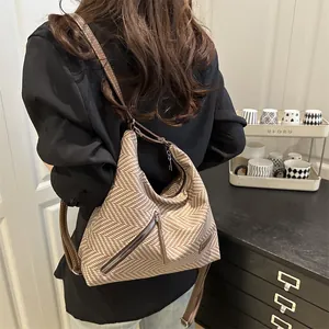 Bolso tote grande de espiga marrón con correa de cuero y detalle de cremallera