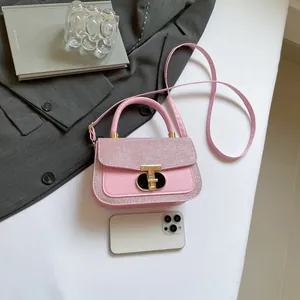 Sac bandoulière rose à paillettes avec fermoir en T doré et bandoulière réglable