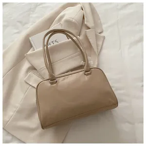 Vue détaillée du sac à main beige en similicuir mat avec anneaux métalliques et doubles anses