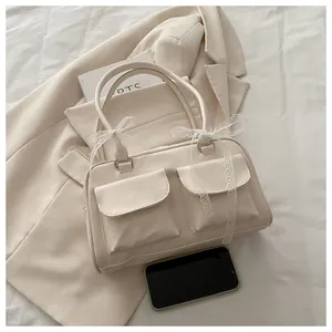 Comparaison de taille du sac à main à nœud en dentelle beige avec un smartphone