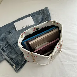 Borsa tote in velluto a coste con stampe ciliegie rosse e tracolla in catena metallica