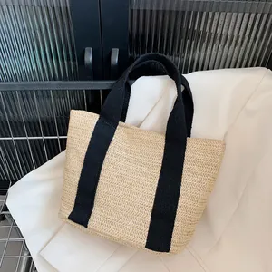Sac fourre-tout en paille avec anses en toile noire au design tressé épuré