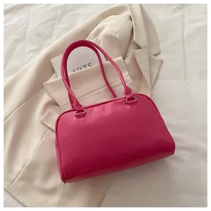 Détail du sac à bandoulière en nylon magenta avec boucles en métal argenté brillant