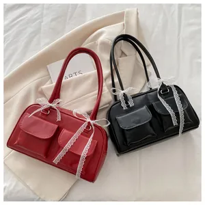 Détails des sacs à main rouge et noir avec des nœuds en dentelle blanche élégants