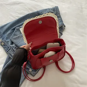 Borsa a tracolla quadrata rossa con bordo in pizzo e scomparti interni per oggetti