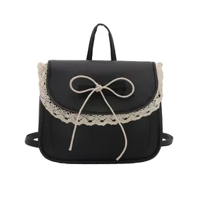 Mini zaino nero con bordo in pizzo bianco e fiocco per donne alla moda estate
