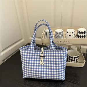 Bolso tote de lona a cuadros azules y blancos con cierre de palanca y dos asas