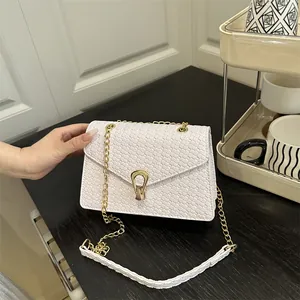 Petit Sac Carré pour Femme à Texture Tressée Sac à Bandoulière Chaîne à la Mode Sac en Cuir PU Minimaliste Avec Verrou Métallique
