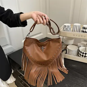 Sac Bandoulière Vintage Punk Clouté Gland pour Femme Cuir PU Croix Gothique Sac Épaule Sous le Bras Bohémien Messenger à Franges