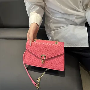 Sac bandoulière tissé rose pour femme avec chaîne dorée et fermoir en métal