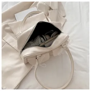 Vue intérieure du sac à nœud en dentelle blanche montrant sa grande capacité quotidienne