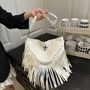 Sac bandoulière blanc en similicuir avec rivets, croix en métal et longues franges