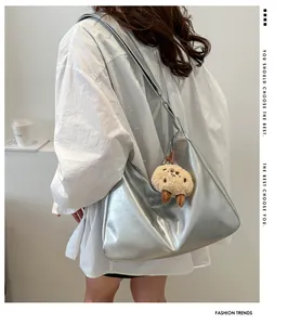 Sac fourre-tout argenté métallisé avec bandoulière large et pendentif peluche