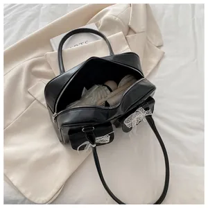 Vue intérieure du sac noir avec dentelle montrant la grande capacité pour parapluie