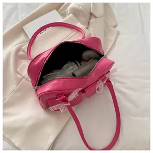 Vue intérieure du sac cabas en dentelle magenta montrant un rangement spacieux