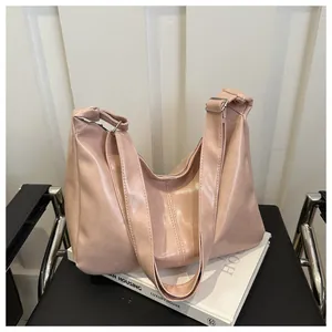Détail du cabas souple en cuir PU rose clair avec bandoulières réglables et finitions argent