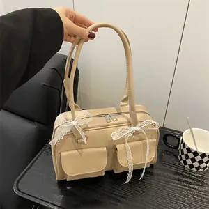 Sac oreiller crème chic avec nœuds en dentelle blanche et doubles poches avant élégantes
