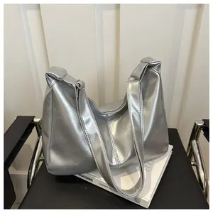 Vue détaillée de la texture en cuir argenté métallisé d'un sac cabas élégant