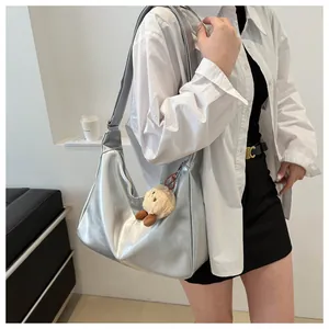 Sac fourre-tout argenté métallisé avec texture froissée et breloque peluche