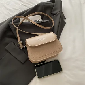 Sacoche besace en similicuir beige avec motif matelassé en losanges et bandoulière réglable