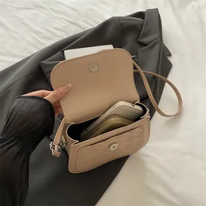 Sacoche beige avec gaufrage géométrique montrant l'espace intérieur pour smartphone