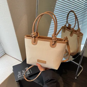 Sac seau tissé contrasté avec bordure en cuir marron et bandoulière en reflet miroir