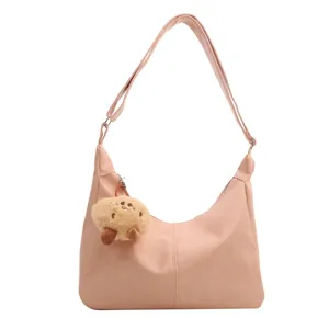 Sac bandoulière demi-lune rose avec sangle réglable et pendentif ours en peluche